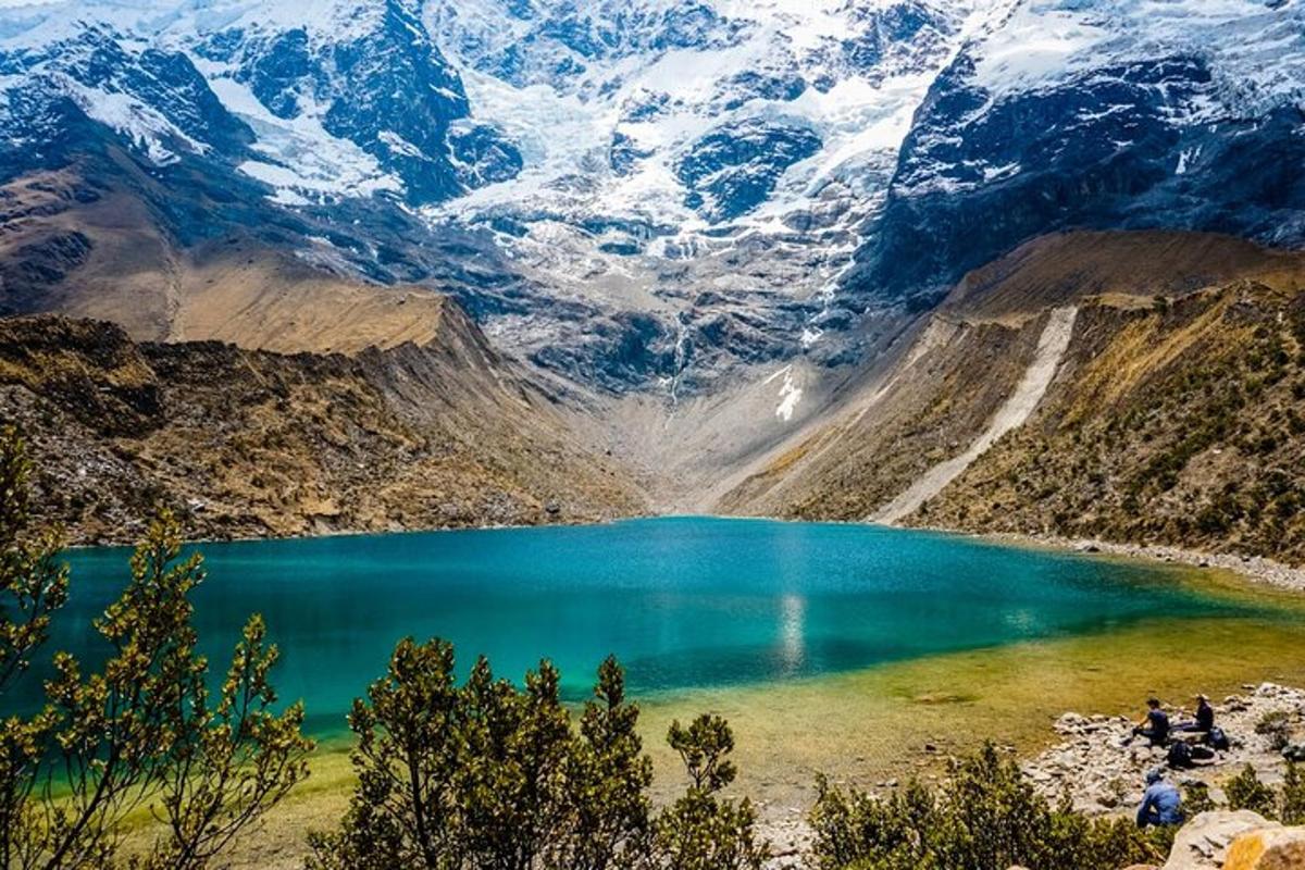 pogled na gorsko jezero s zasneženimi gorami