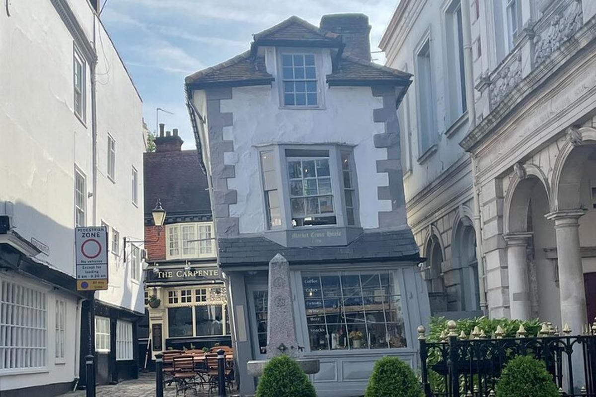 un edificio bianco su una strada di una città