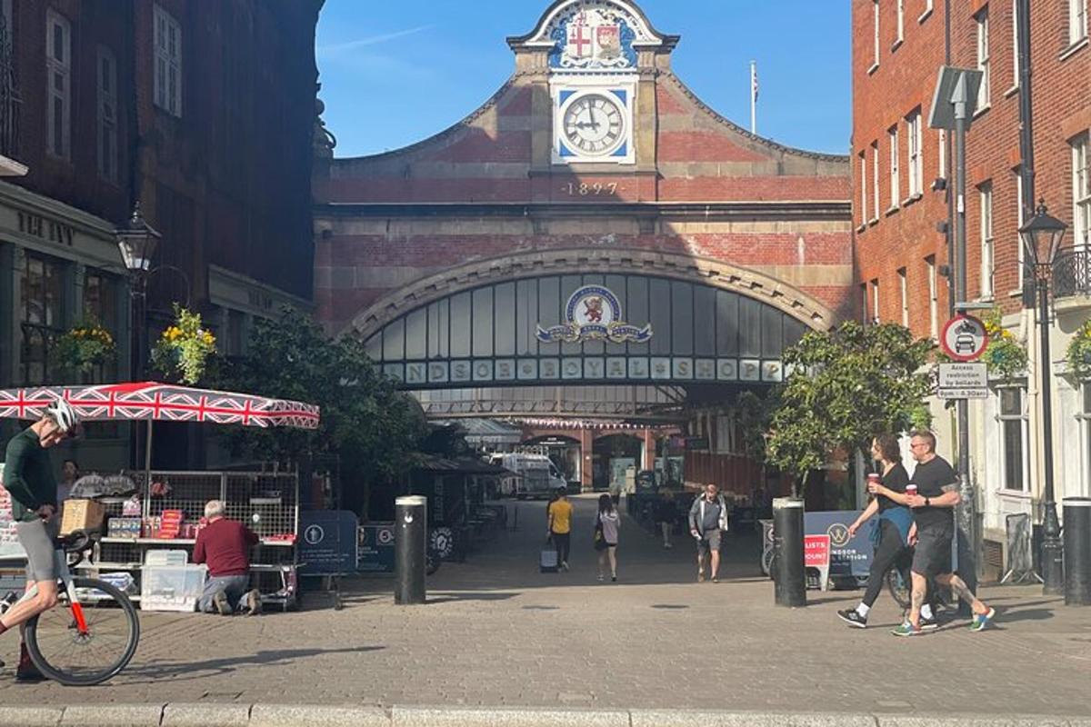 un edificio con una torre dell'orologio in una città