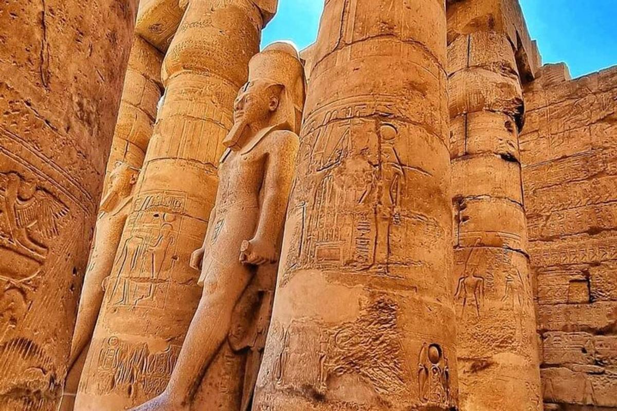 Un edificio antiguo con una estatua de Anubis.