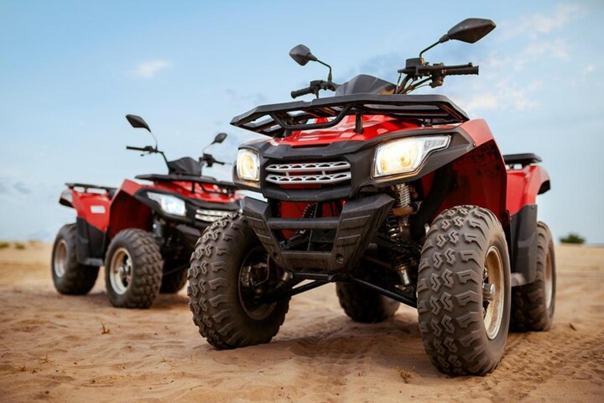 due quad parcheggiati su una strada sterrata