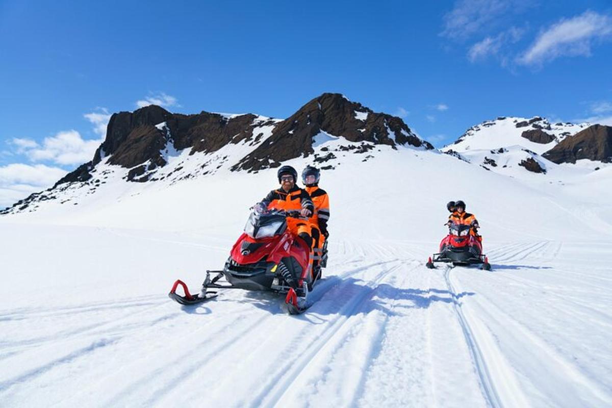 en gruppe på tre personer, der kører på snescootere