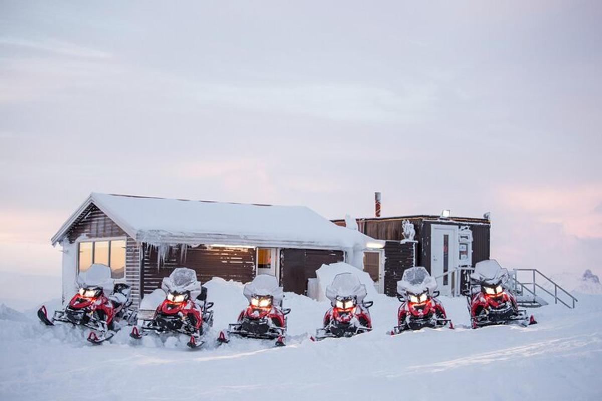 um grupo de quatro pessoas em bicicletas de neve na neve