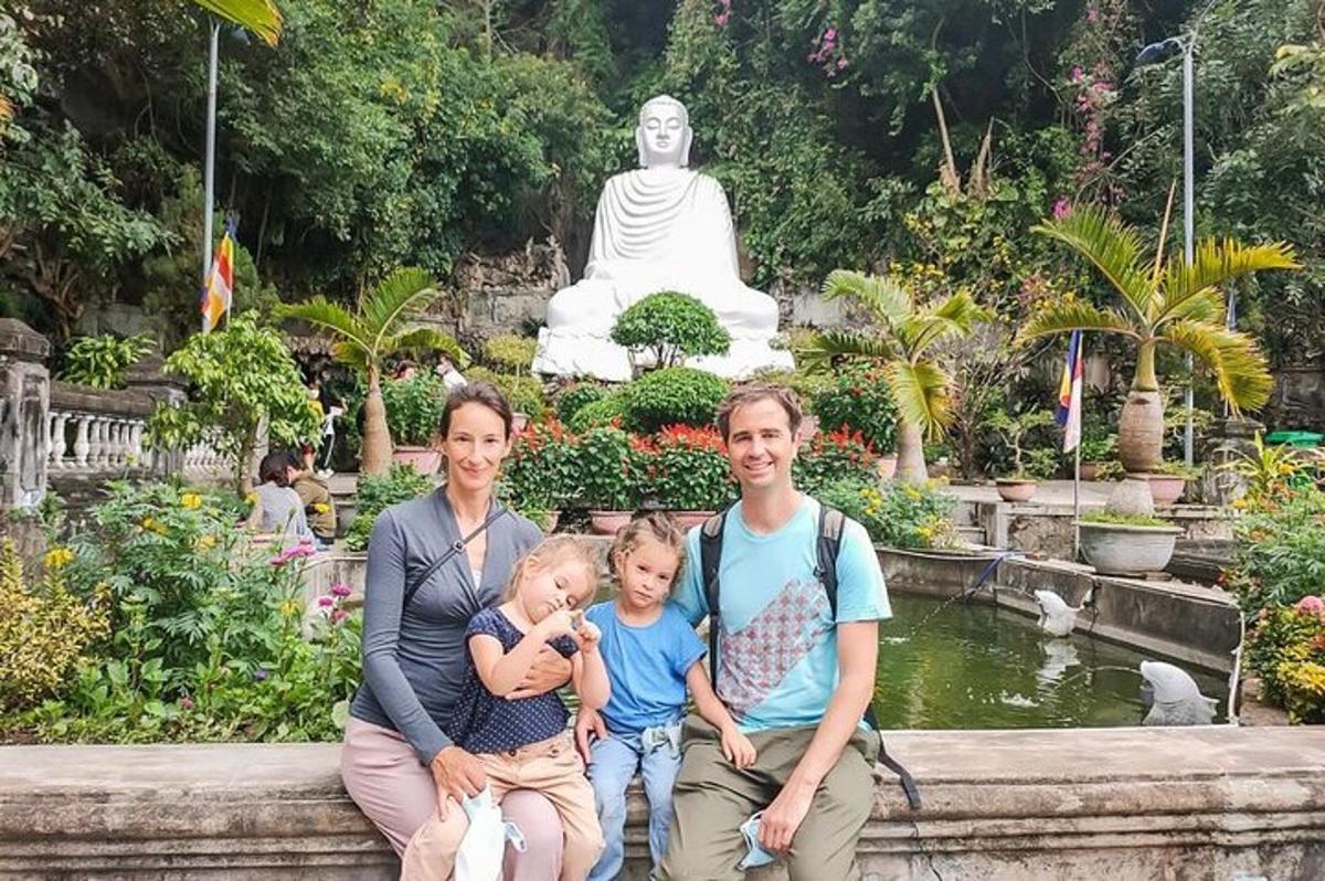 uma família posando em frente a uma estátua