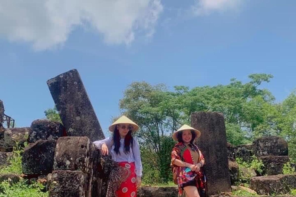due donne con cappelli in piedi davanti ad alcune rocce