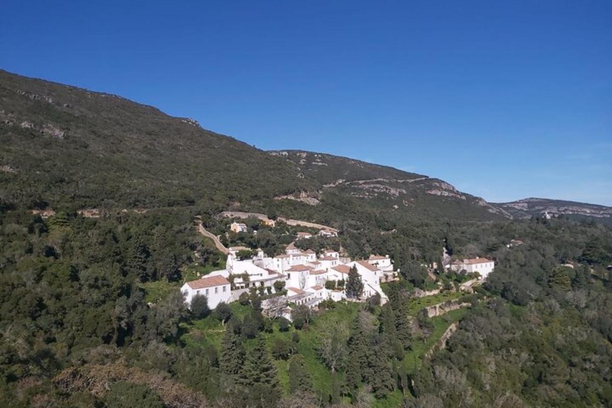 una vista aérea de una casa en una montaña