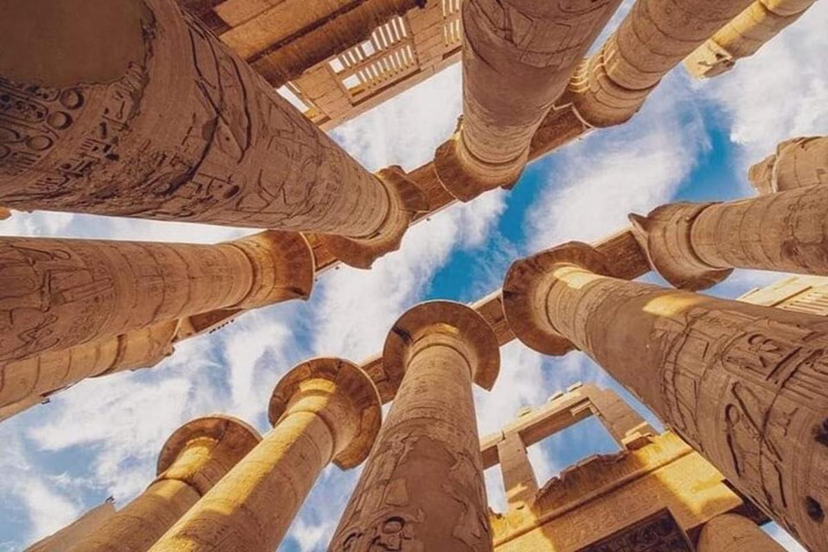 una vista de las partes superiores de las columnas de un edificio