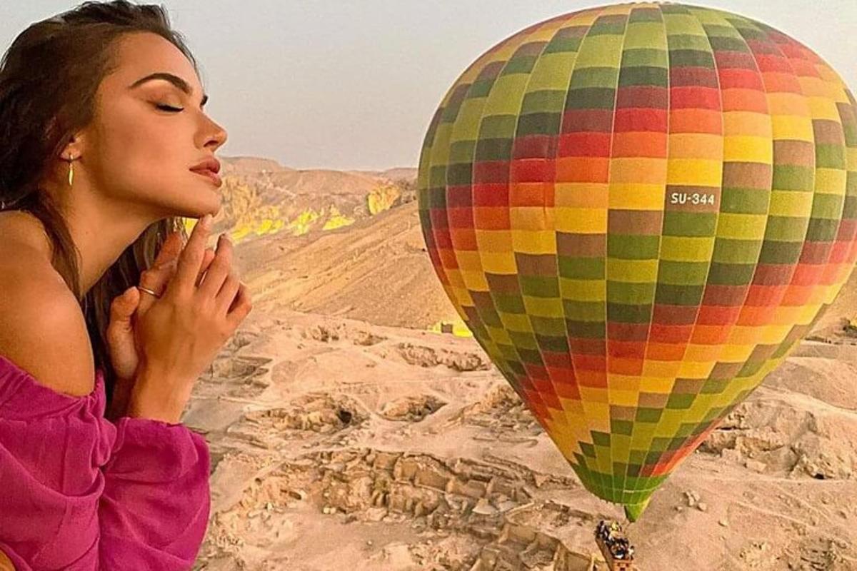 Una mujer está mirando un globo aerostático.