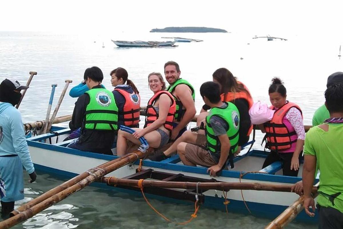 sekelompok orang di atas perahu di air