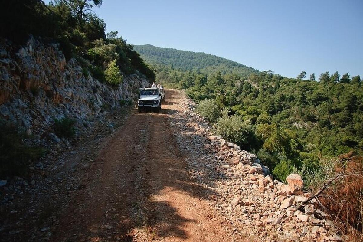 un camion che percorre una strada sterrata su una montagna