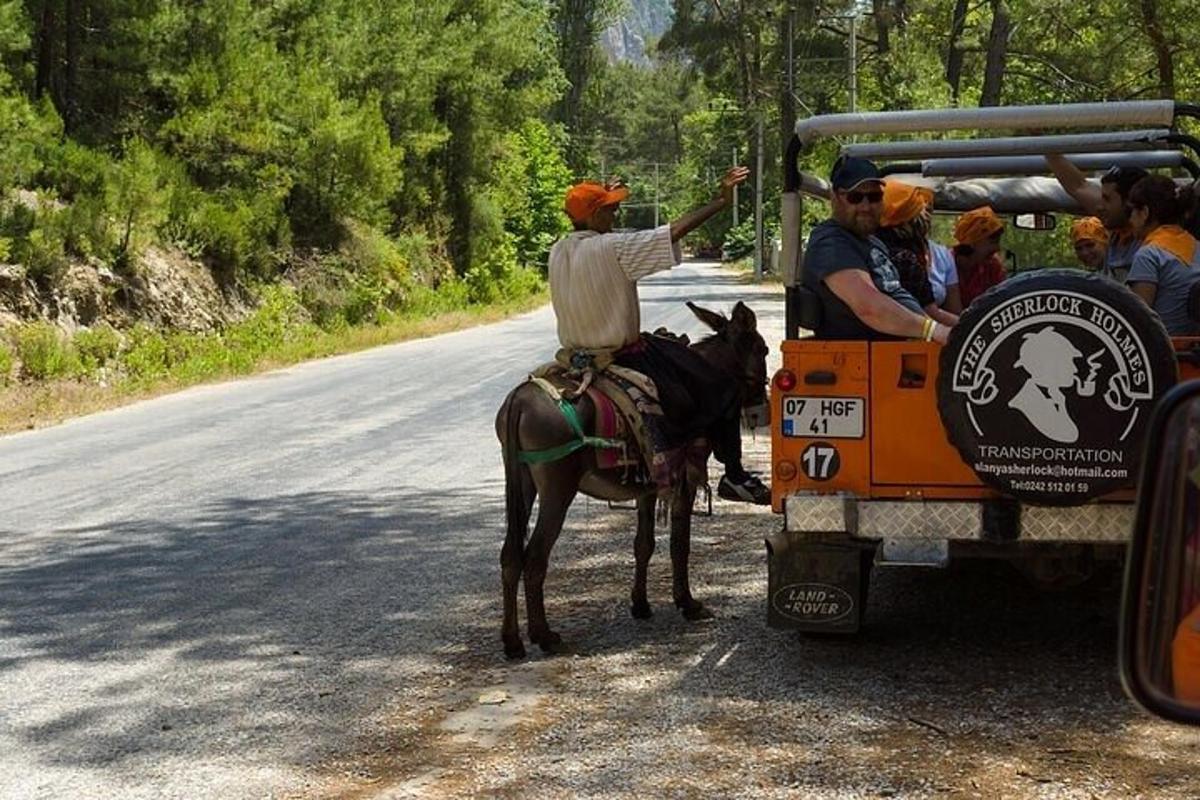 un uomo a cavallo in piedi accanto a un camion