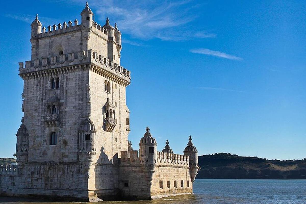 un château au milieu d'un plan d'eau
