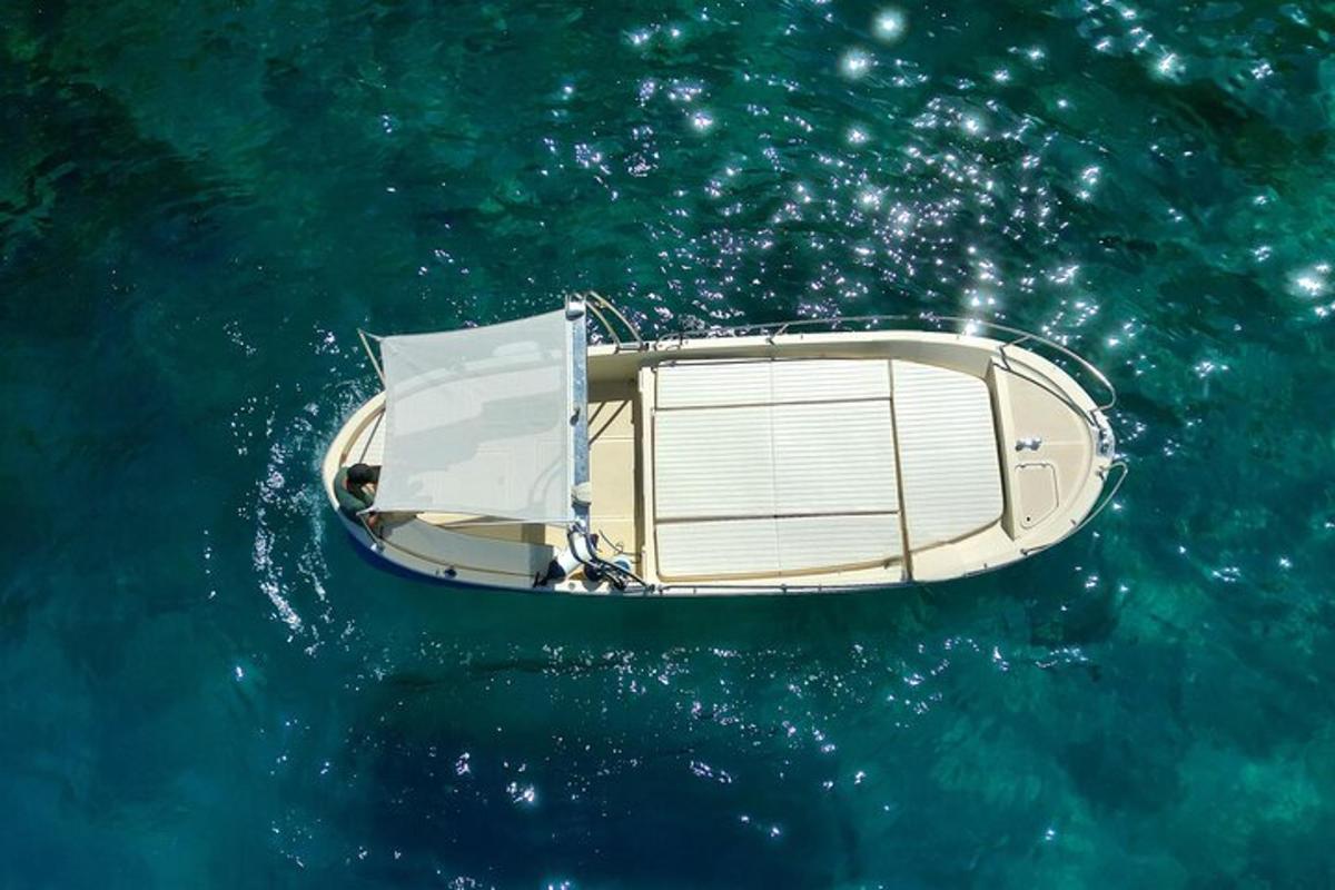 una vista aérea de un barco en el agua
