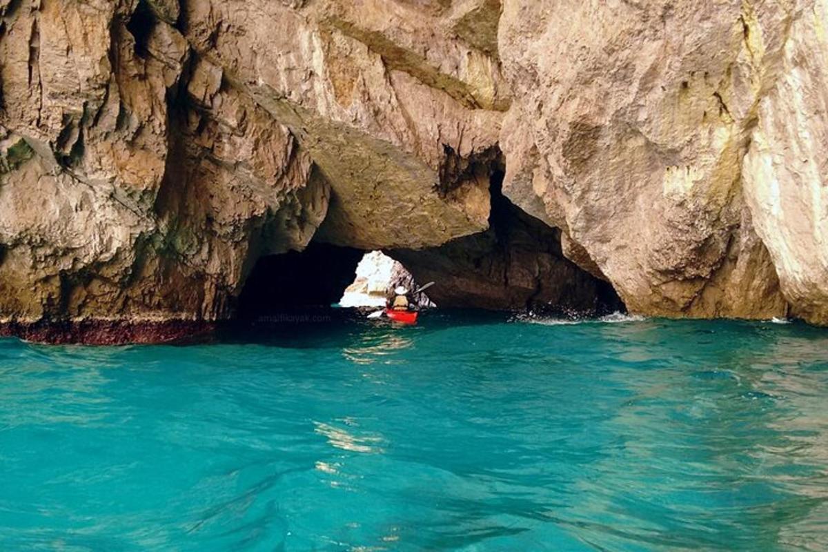 una persona en un bote en una cueva en el agua