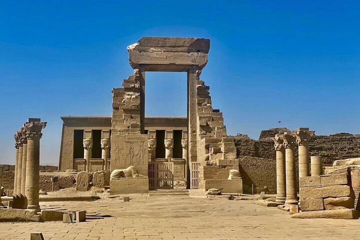قوس في أنقاض مبنى