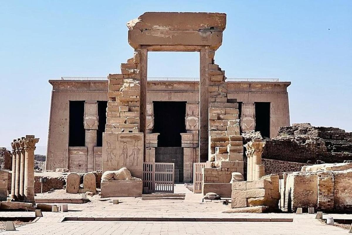 أطلال قديمة لمبنى به قوس