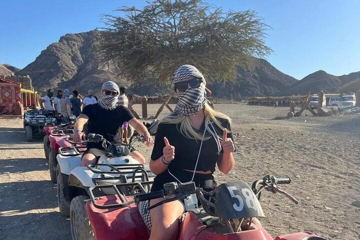 sekumpulan orang yang menunggang motosikal di padang pasir