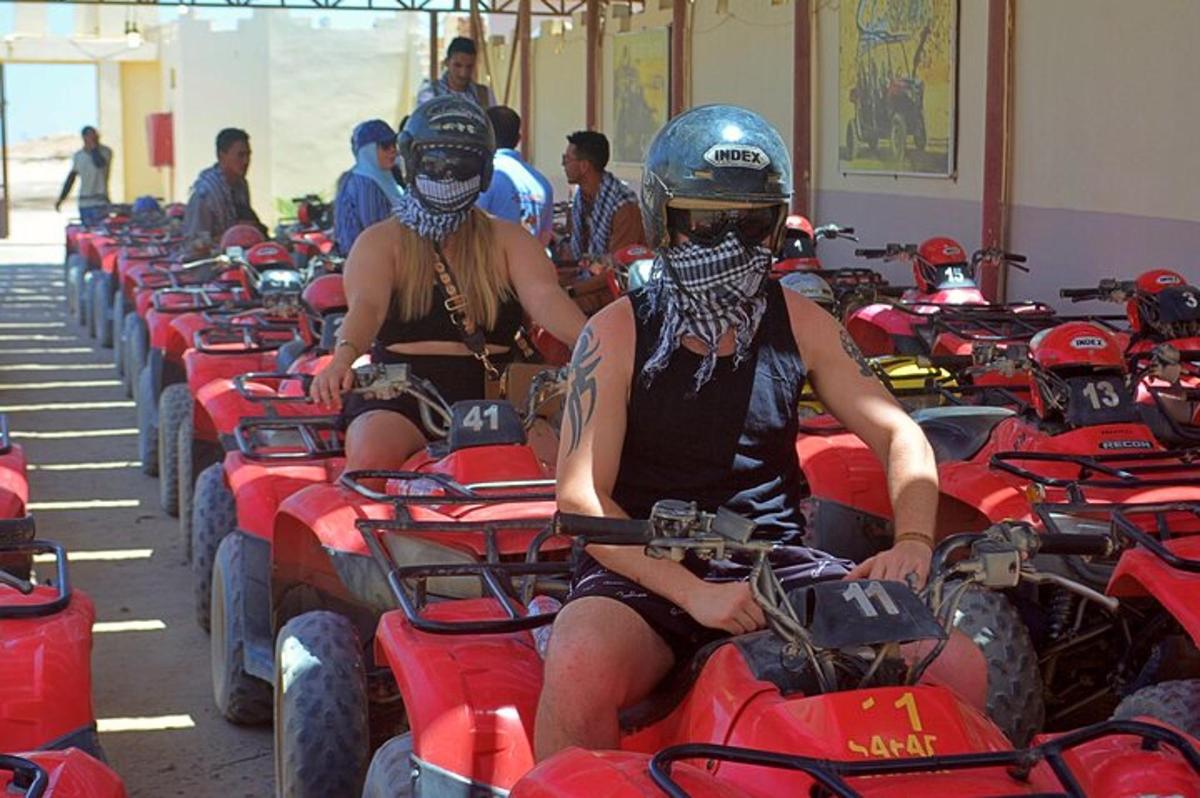 Kaks inimest istuvad toas ATV-del