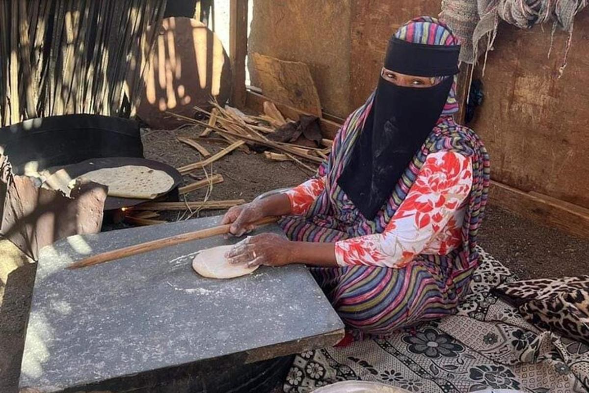 امرأة تجلس على الأرض بجانب الفرن