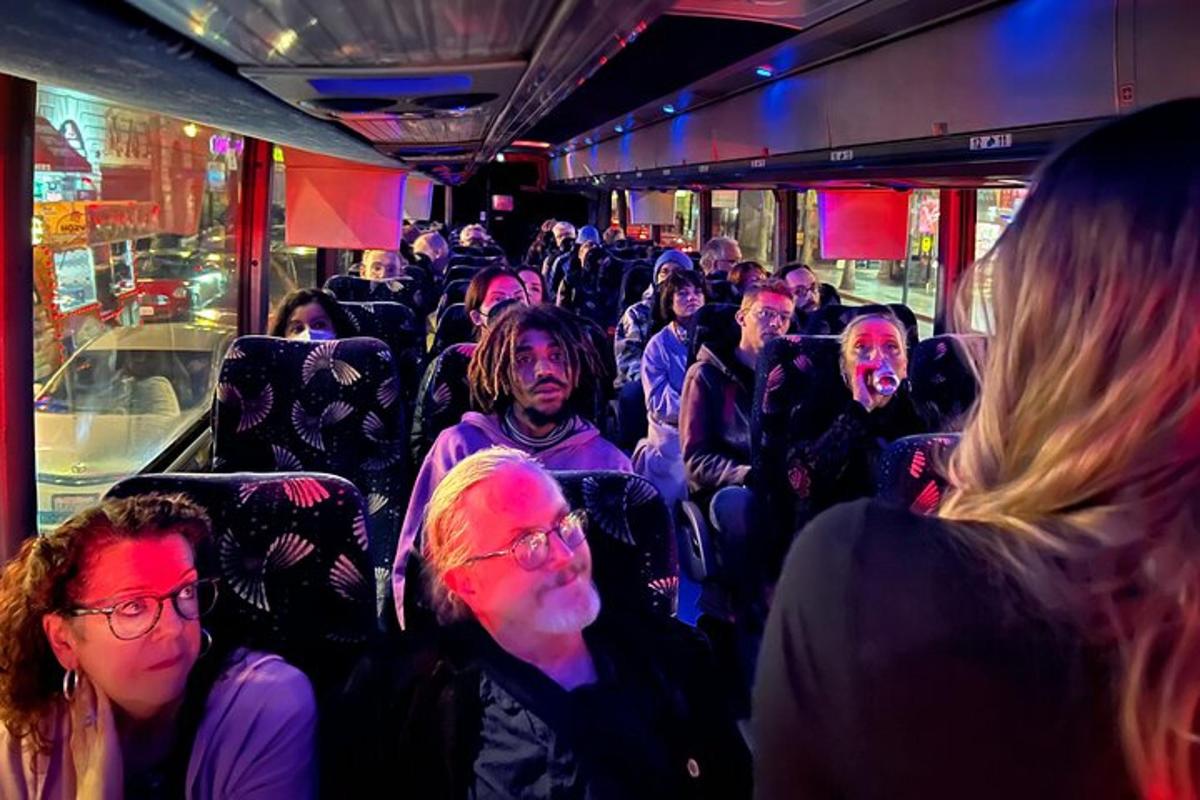 grupp inimesi istub bussis