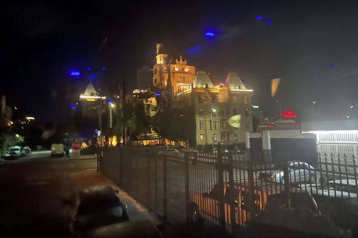 velká budova v noci se rozsvícenými světly