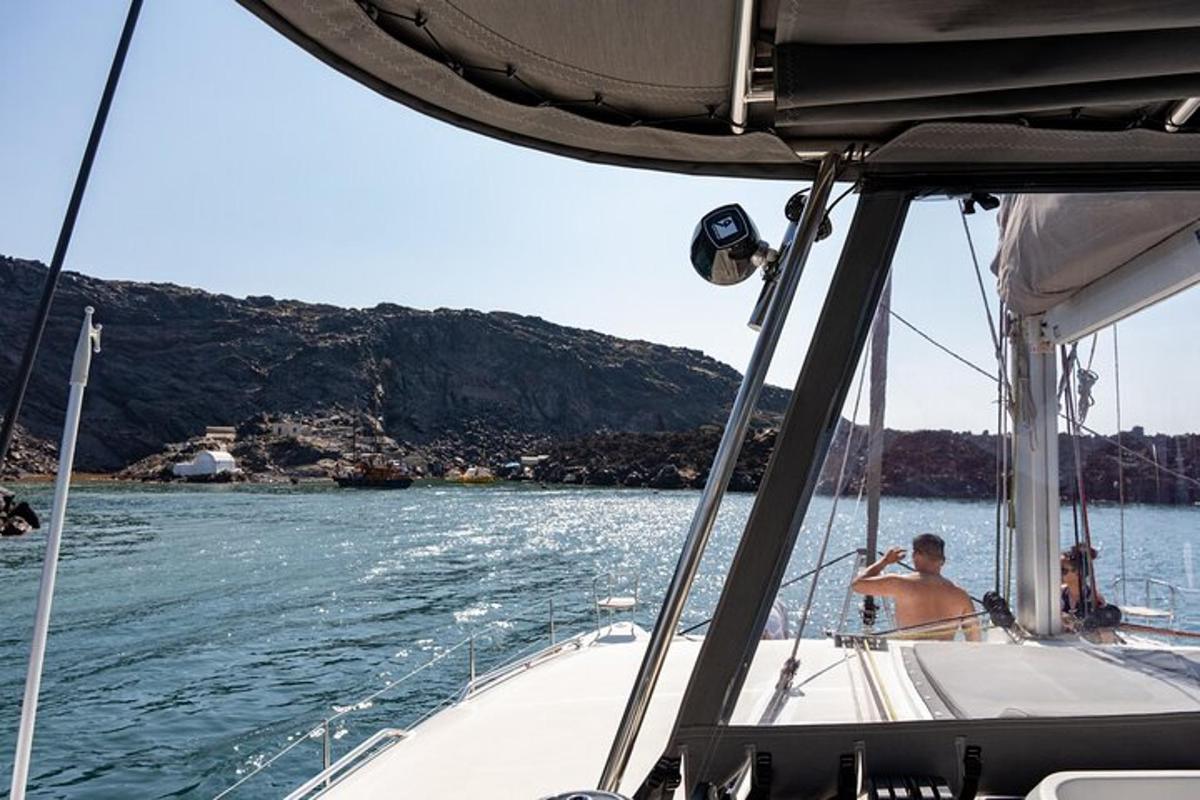 egy férfi ül egy csónakban a vízben