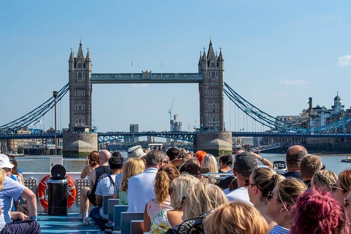 rahvahulk vaatab Tower Bridge'i