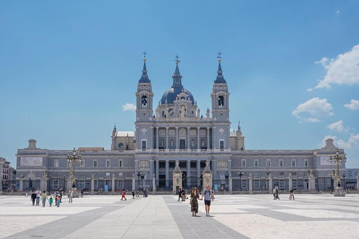 o clădire mare prin fața căreia se plimbă oameni