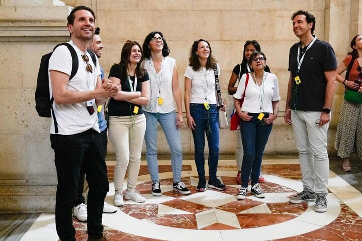Un grupo de personas de pie en una habitación