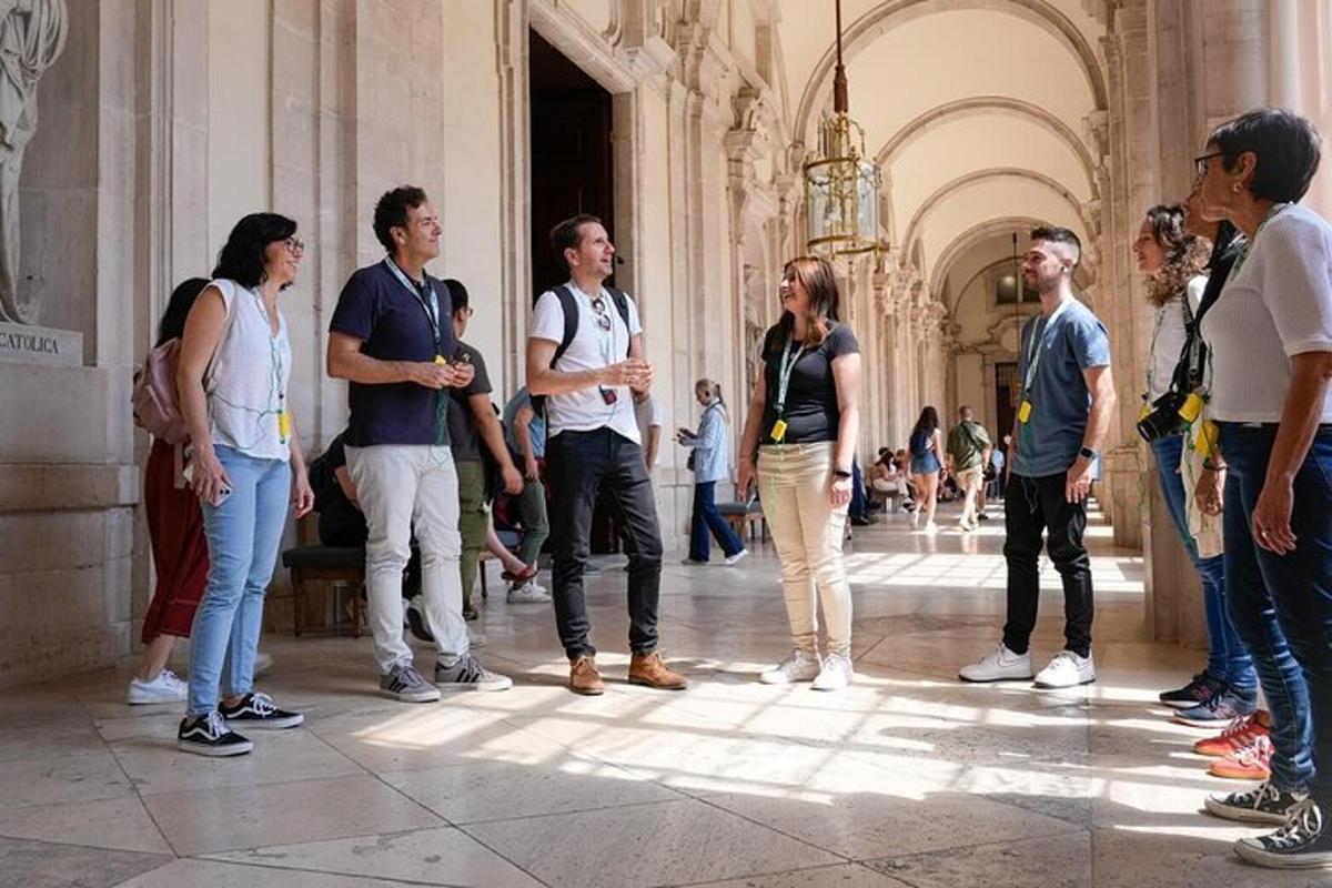 un grup de oameni care stau pe holul unei clădiri