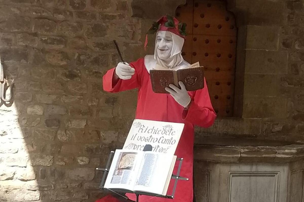 una statua di una persona che legge un libro