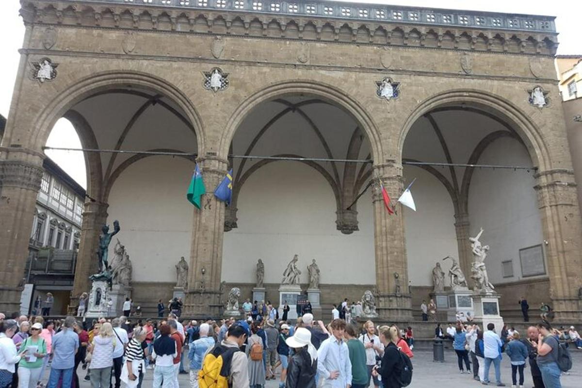 una grande folla di persone in piedi in un grande edificio
