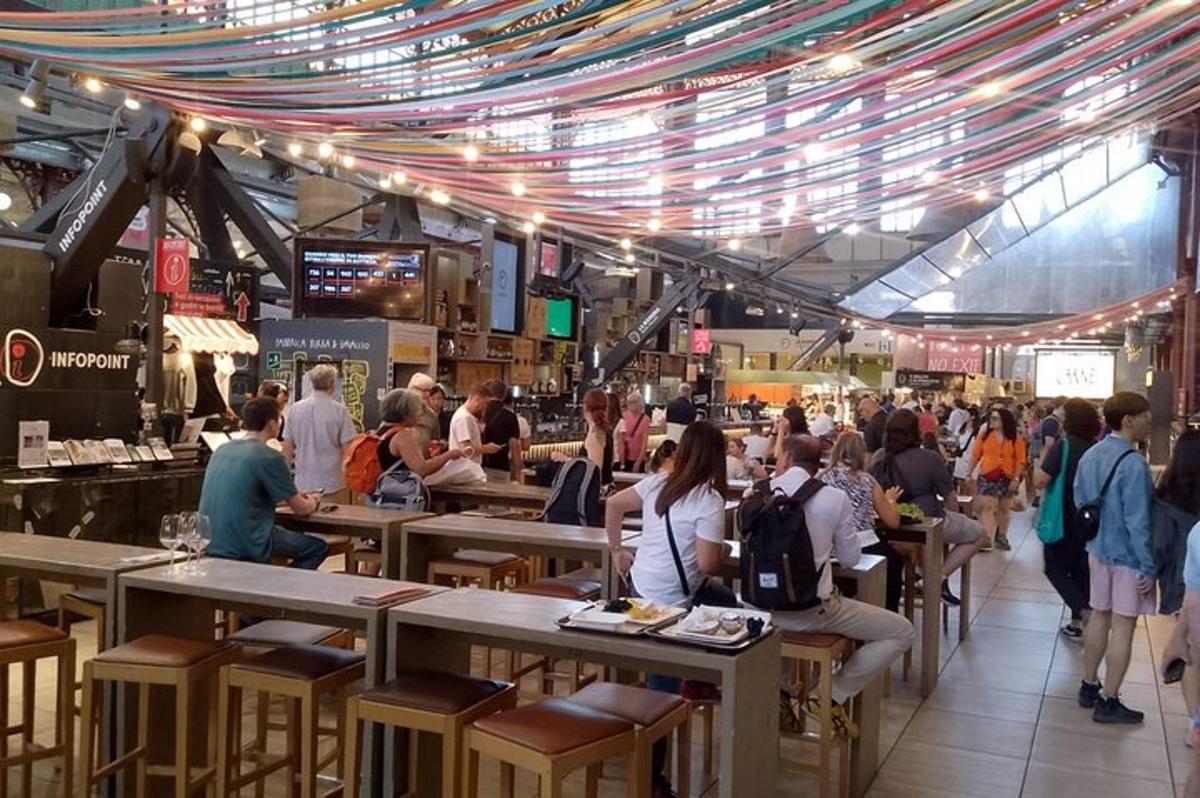 una folla di persone sedute ai tavoli di un ristorante