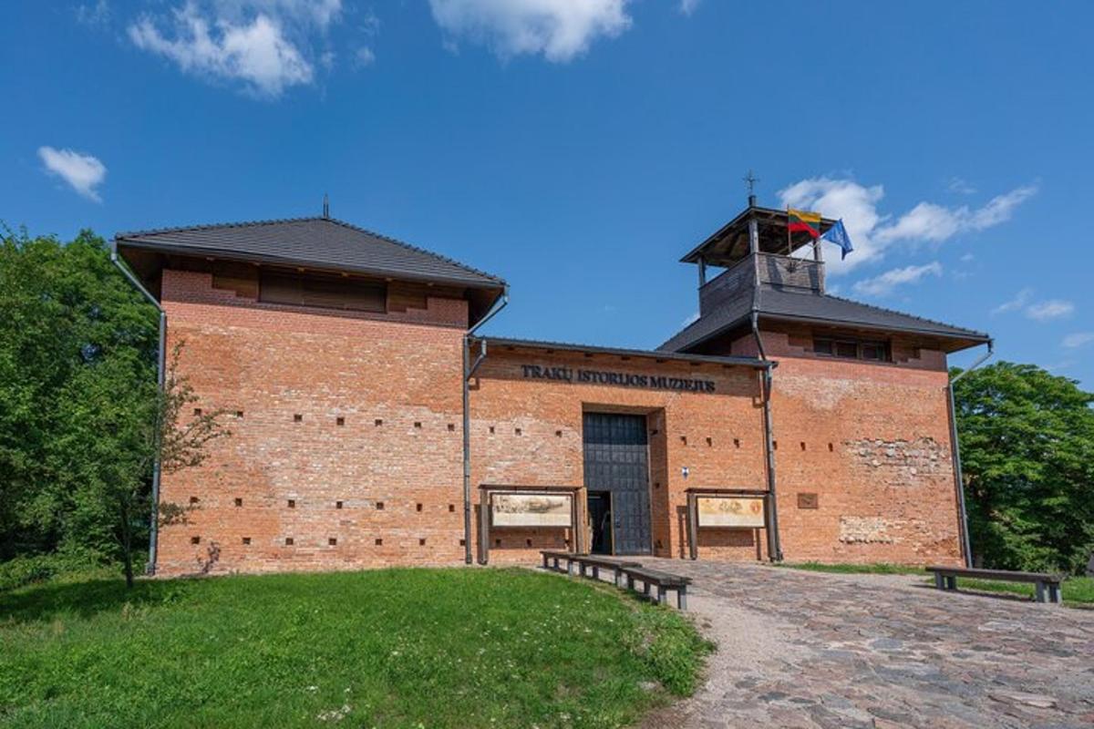 suur telliskivihoone, mille ees on kaks pinki