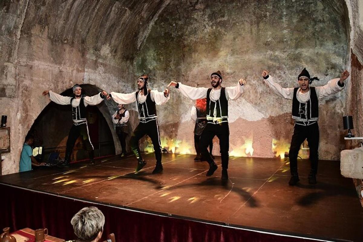 vyrų grupė, koncertuojanti scenoje