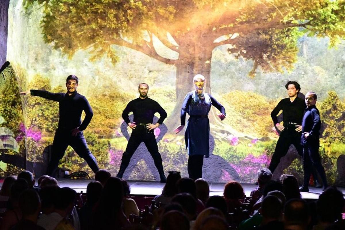 vyrų grupė scenoje priešais minią