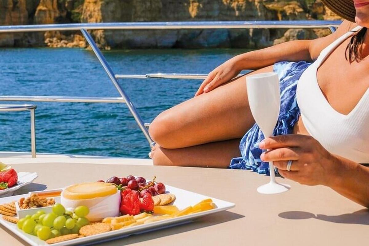 một người phụ nữ đang ngồi trên thuyền với một đĩa thức ăn