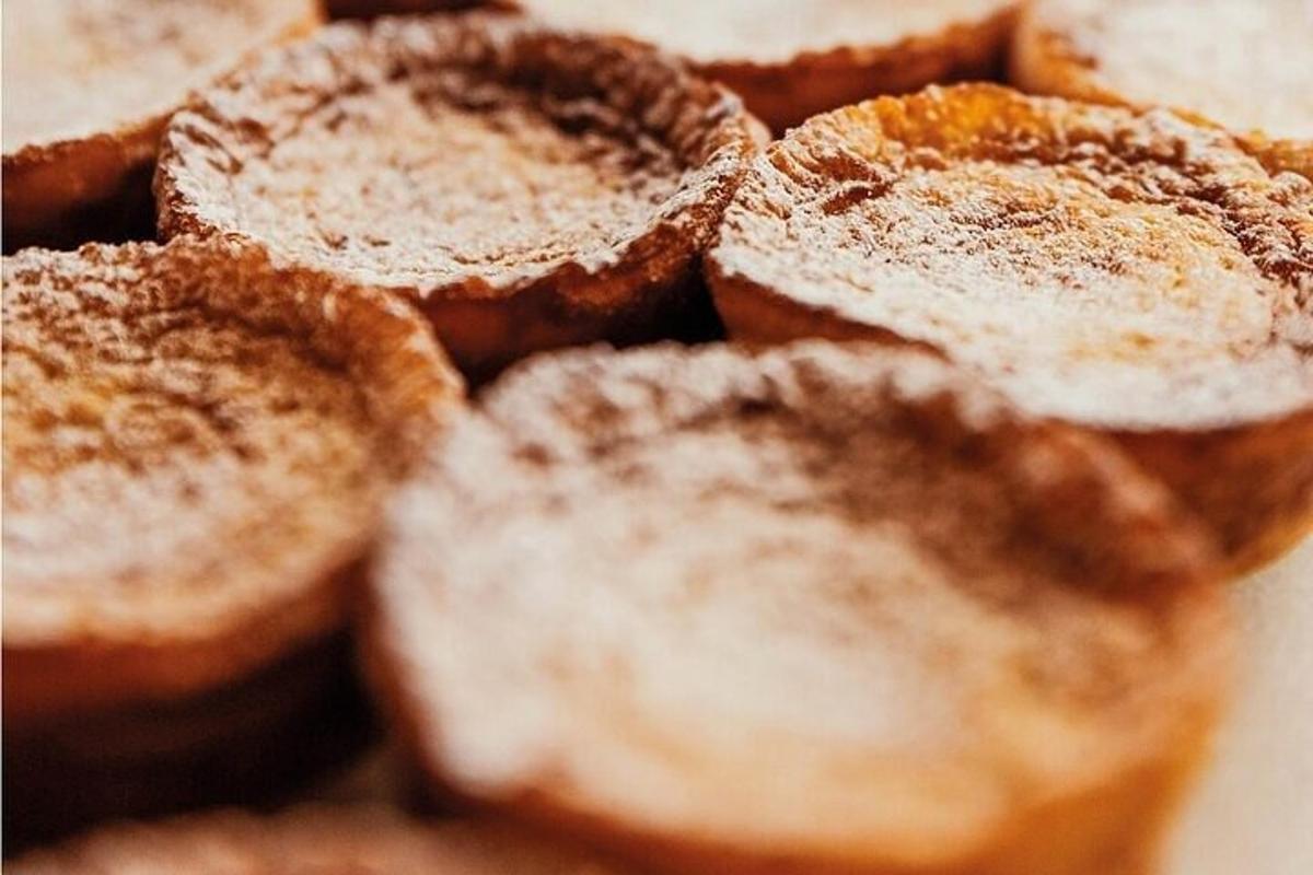 selonggok roti dengan gula tepung di atasnya
