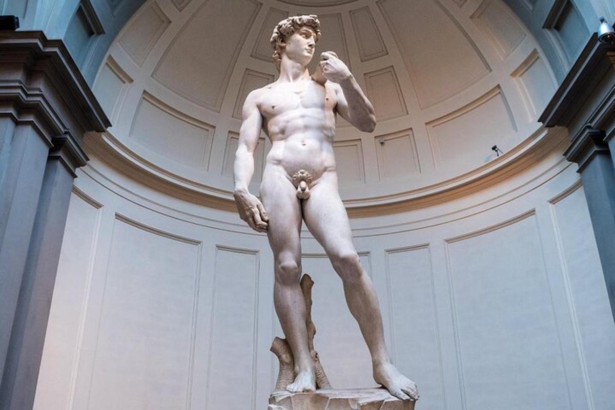 una estàtua d'un home dret en un museu