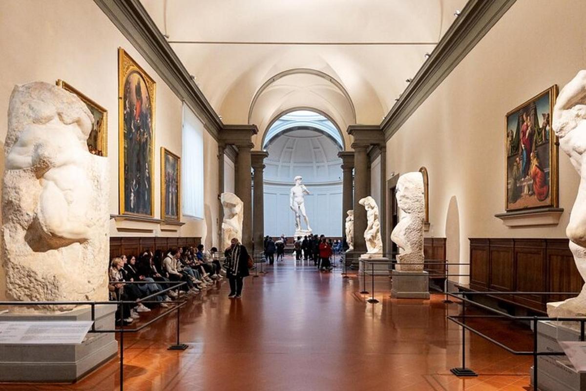 um corredor em um museu com estátuas em exposição