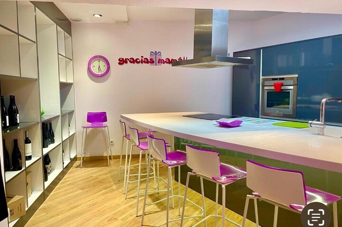 una cucina con sgabelli da bar viola e un bancone