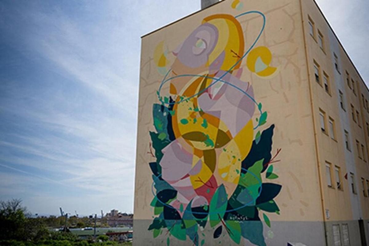 側面に絵が描かれた建物