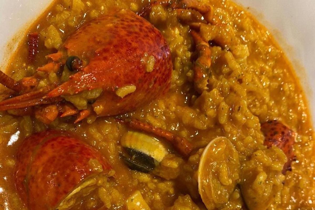 un piatto di cibo con un piatto di cibo