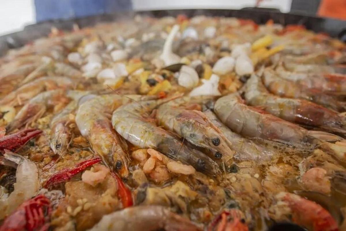 una pizza con gamberi e altri cibi sopra