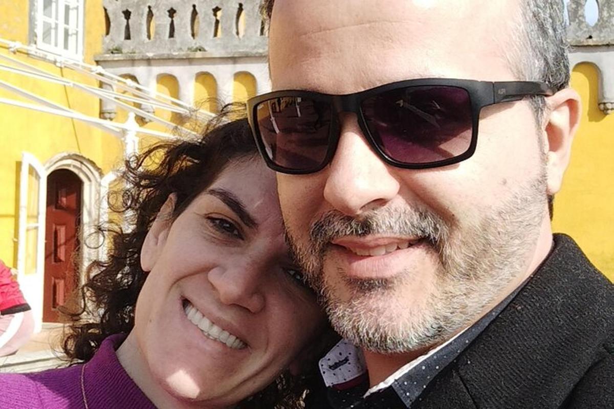 muž a žena se slunečními brýlemi pózují pro fotografii