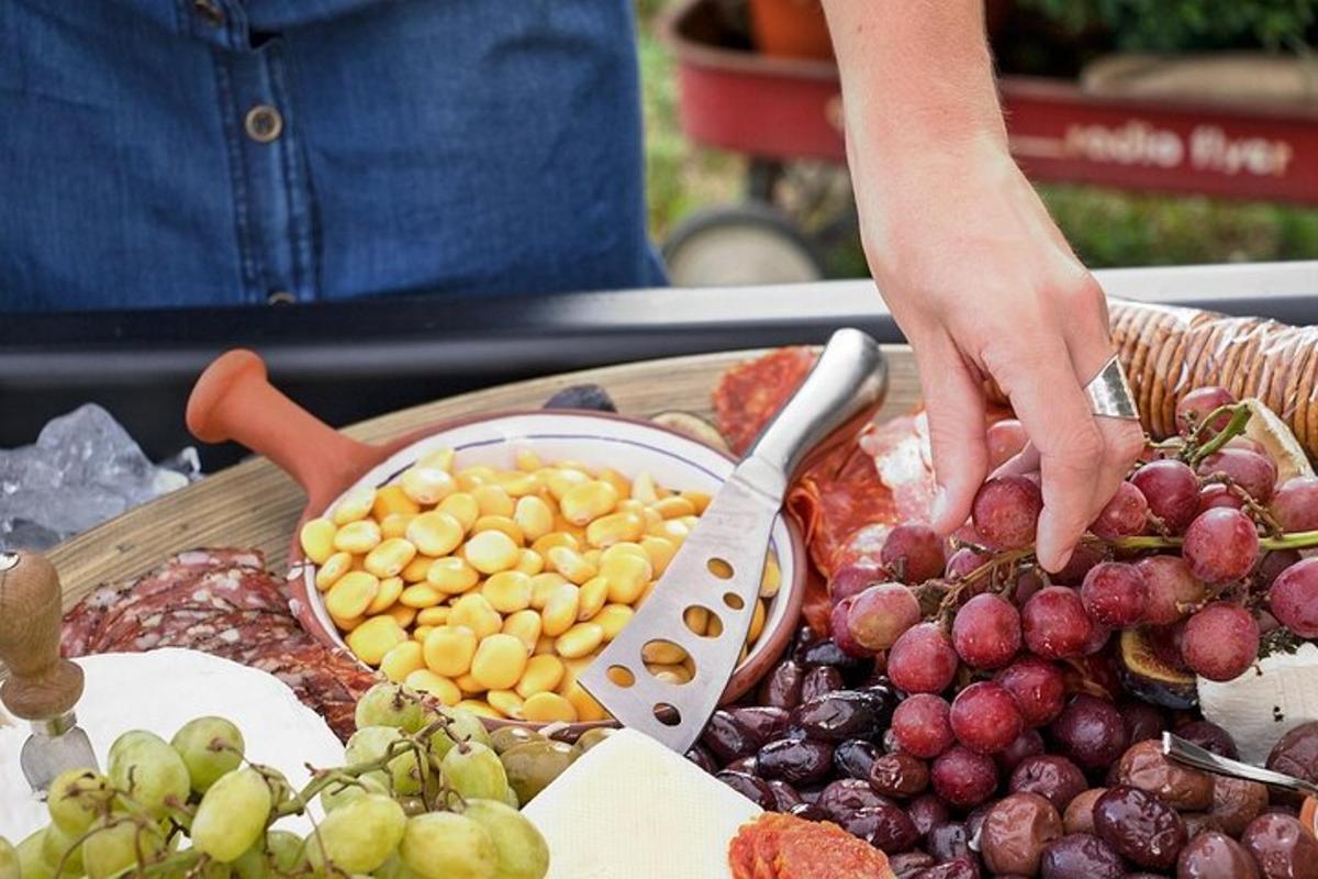 una persona que alcanza un montón de fruta en una mesa