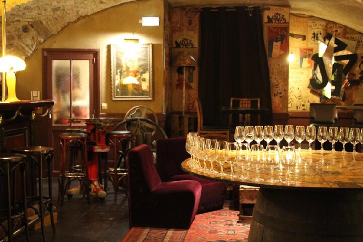 Un bar con un montón de copas de vino sobre una mesa.