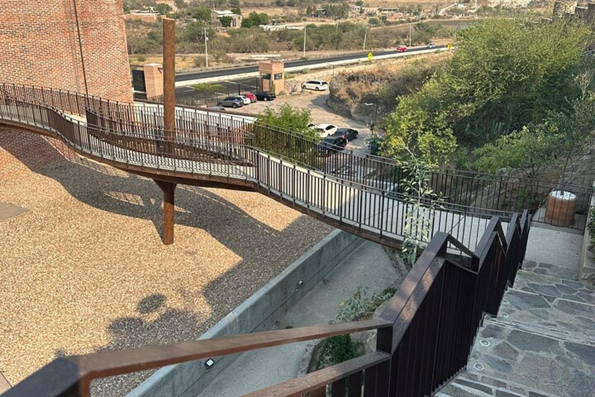balkon s dřevěným plotem a výhledem do ulice