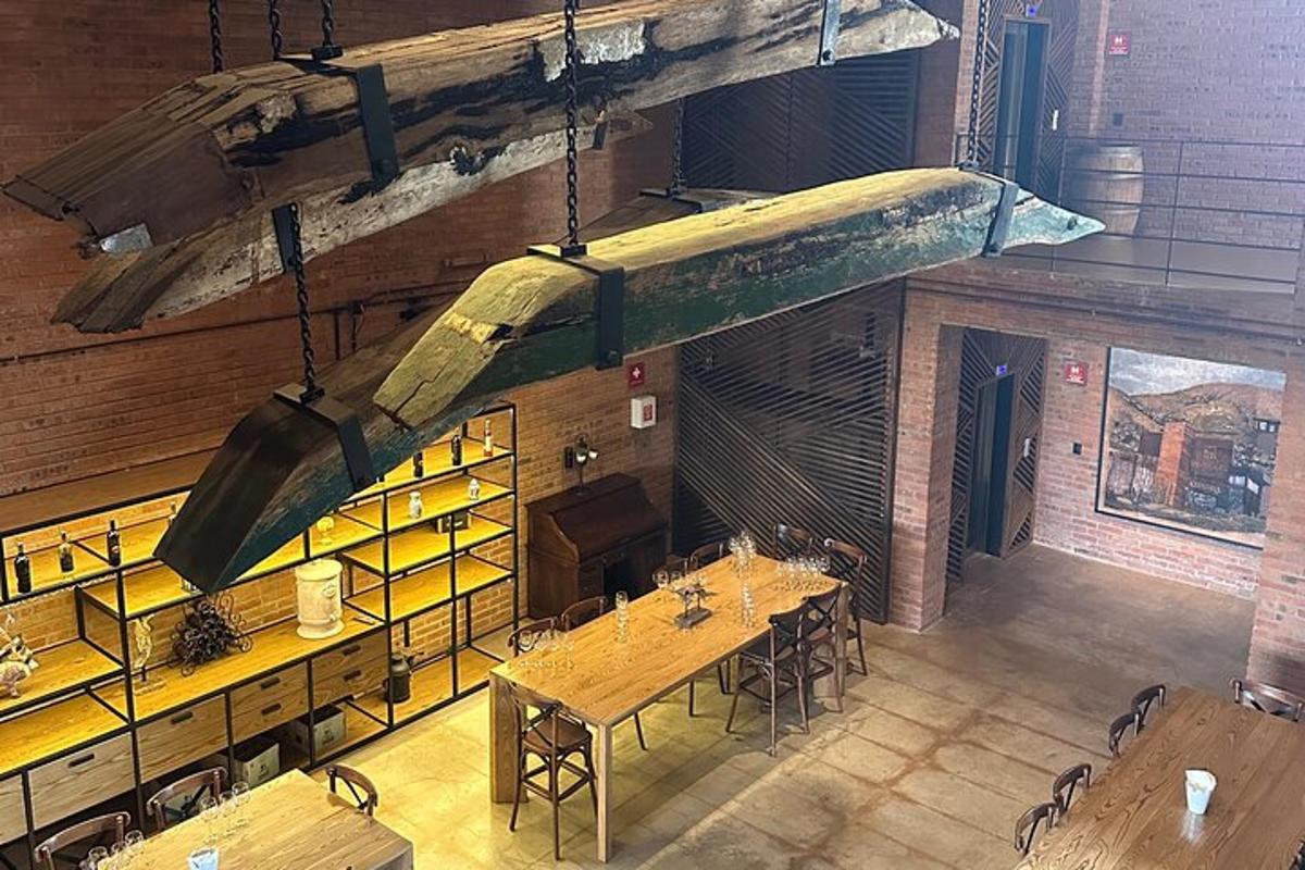 pohled shora na restauraci se stoly a židlemi