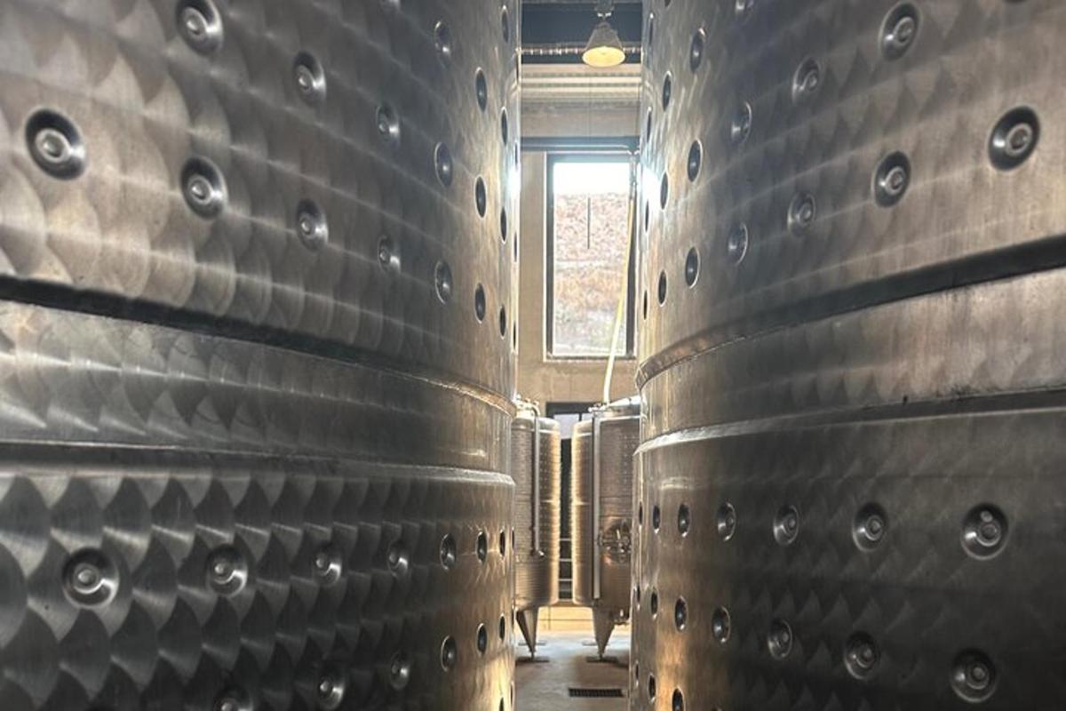 una stanza con un mucchio di pareti metalliche